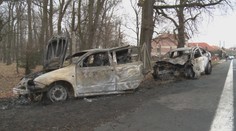 Po nezodpovednej jazde mladého vodiča ostali dve autá zhorené do tla