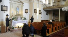 Katolíci si cez deň spomínajú na mŕtveho Krista, večer slávia veľkonočnú vigíliu