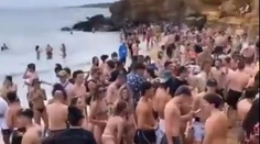 VIDEO: Polícia rozpustila nelegálnu párty s viac ako sto ľuďmi. Povolených je len 10 osôb