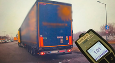 Opitý vodič za volantom obrovského kamióna. Polícia ho zastavila v poslednej chvíli