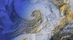 Západ Európy ohrozuje „bombogenéza“. Silná búrka už v Írsku zastavila život