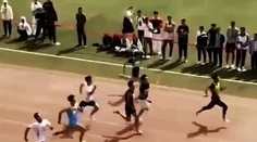 VIDEO: Študentský beh na 100 metrov mal nečakaného súťažiaceho. Pes takmer vyhral