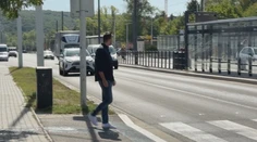 Do redaktora takmer vrazilo auto. Skrytou kamerou sme otestovali nové pravidlá na priechodoch