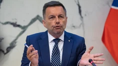 Prokurátor podal na ŠTS obžalobu na guvernéra NBS Petra Kažimíra pre podplácanie