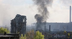 Azovstal stále pod paľbou. V oceliarňach je v nehygienických podmienkach asi 600 zranených vojakov