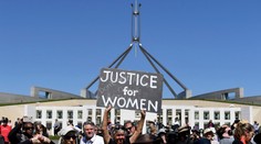 Tisíce žien v Austrálii požadovali spravodlivosť pre obete sexuálnych útokov