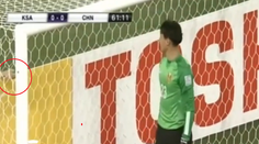 Video: Neuveríte, kto radil brankárovi pri jedenástke