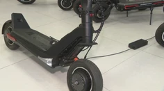 Definitívna stopka pre rýchle elektrické kolobežky. Na cestách už budú nelegálne