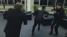 Prezident Zeman opäť zakopol, stratil topánku a krátky úsek prešiel len v ponožke