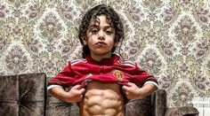 Arat (6) má postavu ako špičkový bodybuilder. Chce byť ako jeho futbalový idol