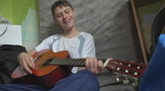 Žije v otrasných podmienkach, no srší optimizmom: Toto je Laciho životný príbeh