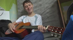 Žije v otrasných podmienkach, no srší optimizmom: Toto je Laciho životný príbeh