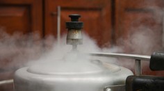 Dievča (†3) spadlo do vriaceho kotla s kari. Kuchár počas nešťastia počúval hudbu