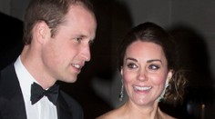 Kate ohúrila. V modrej róbe vyzerala úžasne