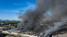 FOTO a VIDEO: Požiar zničil takmer celé nákupné centrum vo Varšave