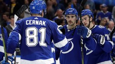 VIDEO-NHL: Černák si pripísal asistenciu, Halák sedel na lavičke