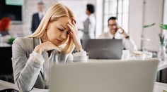 „Spala som v práci na zemi,“ opisuje Slovenka. Čo robiť, ak vás šéf núti zostať, keď sa cítite zle