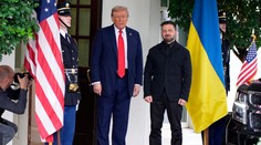 Opäť si sadnú za jeden rokovací stôl. Trump sa v piatok stretne so Zelenským v Bielom dome