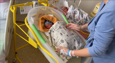 Ľudmile sa narodili dvojčatá. Každé z nich bude oslavovať narodeniny v iný deň