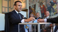 Macron získal v parlamentných voľbách jasnú väčšinu