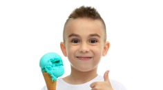 Šmolková zmrzlina nie je modrá vďaka farbivám. Prísada pochádza zo vzdialnej krajiny