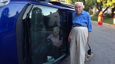 Dôchodcovia bavia svet snímkami z autonehody. Robili si selfie