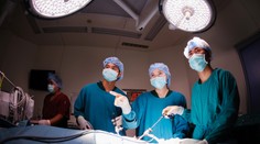 Muž s nožom v hrudníku komunikoval s doktorom. Zachránili ho