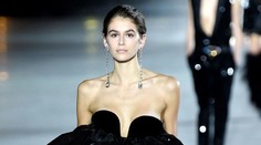 Dcéra Cindy Crawford ovládla módnu prehliadku v Paríži. Nožičky má ako paličky