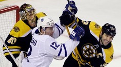 Boston vstúpil do play off výhrou, asistenciou k nej prispel aj Chára