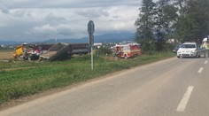 Pri Bánovciach nad Bebravou sa zrazil vlak s nákladiakom. Štrnásť zranených