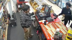 VIDEO: Bizarná lúpež v USA. Zlodeji použili ako zbrane živé pytóny, predavačovi sa vyhrážali udusením