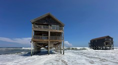 Hurikán Erin ohrozuje východ USA. Úrady varujú pred život ohrozujúcimi prúdmi vĺn