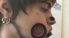 Desivý piercing: Nemec s dierou v ústach má problém, keď pije