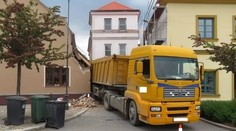 Vodič prešiel zákazom a poškodil dva domy. Policajtom podal toto vysvetlenie