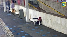 Opitý muž sa zasekol za lavičkou. Vyslobodiť ho museli hasiči, policajtom sa to nepodarilo