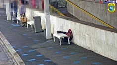 Opitý muž sa zasekol za lavičkou. Vyslobodiť ho museli hasiči, policajtom sa to nepodarilo