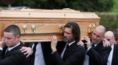 Jim Carrey pochoval priateľku. Spáchala samovraždu po ich rozchode