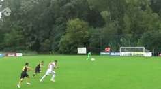 Frajer na záver: Hráč Čunova prekapil brankára takmer od autovej čiary. Zakrútil loptu pod správnym uhlom