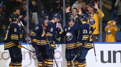 NHL: Buffalo rozstrieľalo Ottawu, Skinner sa zaradil vedľa Šatana