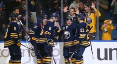 NHL: Buffalo rozstrieľalo Ottawu, Skinner sa zaradil vedľa Šatana