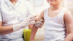 Prvá farmaceutická spoločnosť oznámila, že jej vakcína je účinná a bezpečná aj u detí