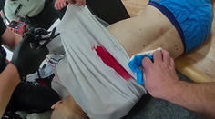 VIDEO: Na ubytovni v Žiline mala žena bodnúť muža a kopať ho do hlavy. Pozrite si, ako mu polícia zachraňovala život