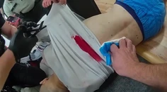 VIDEO: Na ubytovni v Žiline mala žena bodnúť muža a kopať ho do hlavy. Pozrite si, ako mu polícia zachraňovala život