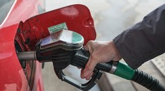 Ceny benzínu a nafty zamrzli privysoko. Zlacnejú po skončení hlavnej motoristickej sezóny?