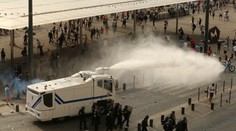 Polícia zasahovala proti násilným futbalovým fanúšikom v Nice