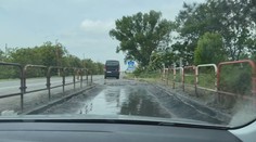 Obrovské výtlky a zničené autá. Dezinfekčný brod z Rajky do Rusoviec je v katastrofálnom stave