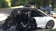 Úmysel, alebo samovznietenie? V Bratislave zhorel elektromobil za 55-tisíc eur