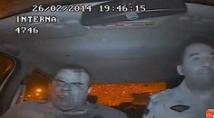 Autentické zábery. Policajta zasiahli priamo do tváre, prežil to