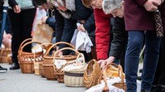 Kostoly rozvoniavajú nielen kadidlom, ale aj jedlom. Veriaci si ho nechávajú posvätiť