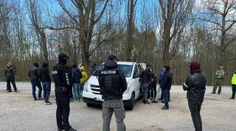 Neúspešné prevádzačstvo: Čech chcel v jednom vozidle previesť 18 migrantov. Polícia ho už obvinila